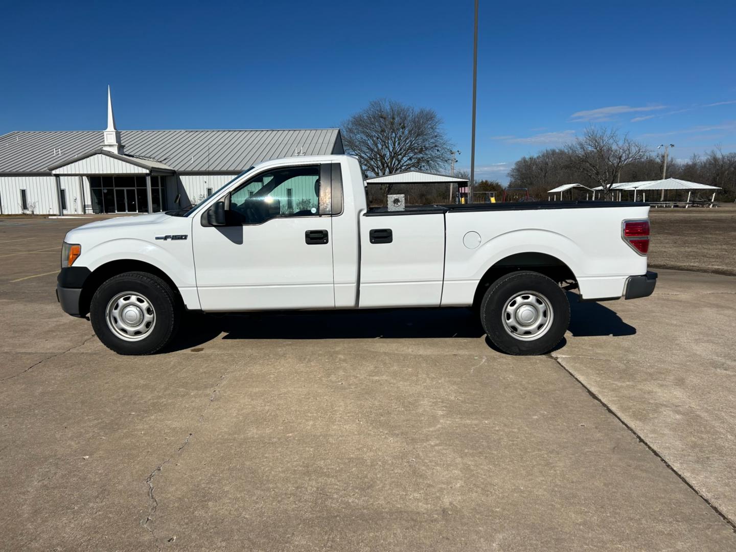 2011 White /Gray Ford F-150 STX 6.5-ft. Bed 2WD (1FTPF1CF1BK) with an 5.0L V8 OHV 16V engine, 4-Speed Automatic transmission, located at 17760 Hwy 62, Morris, OK, 74445, (918) 733-4887, 35.609104, -95.877060 - 2011 FORD F-150 HAS THE 5.0L V8 AND IS RWD. FEATURES POWER LOCKS, POWER WINDOWS, POWER MIRRORS, AM/FM STEREO, SIRIUS STEREO CD PLAYER, AUXILLARY PORT, BED LINER, CRUISE CONTROL, TRACTION CONTROL, MULTI-FUNCTION STEERING CONTROL. A PREMIER ALTERNATIVE FUEL CONVERSION THAT IS EPA-APPROVED. EXTREMELY C - Photo#7